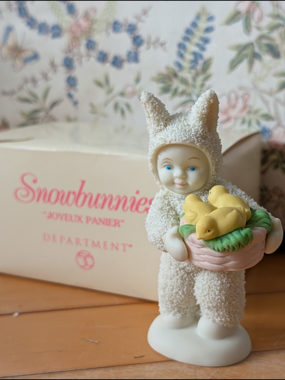 Snowbunnies 'Joyeux Panier' Figurine